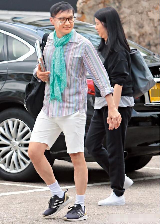 51岁陈锦鸿妻子发福似路人，45岁王艳嫁富豪老公鲜花插在牛粪上