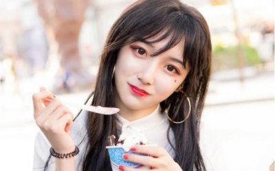 ​“女装大佬”艾比初中照片曝光，颜值亮眼成全班C位，粉丝沦陷了