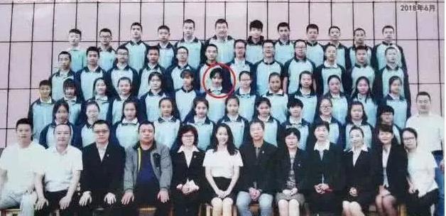 “女装大佬”艾比初中照片曝光,颜值亮眼成全班C位,粉丝沦陷了