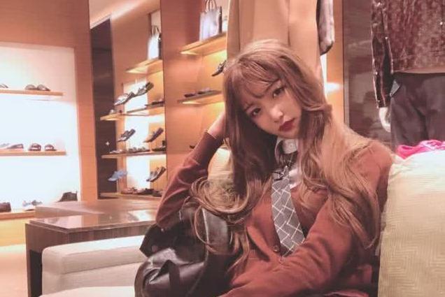 “女装大佬”艾比初中照片曝光,颜值亮眼成全班C位,粉丝沦陷了