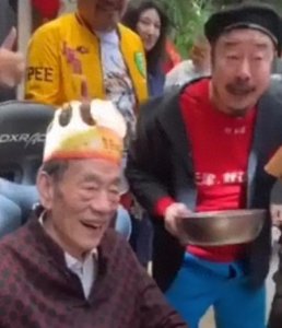 ​杨少华68岁儿子现身德云社，一瘸一拐险摔倒，直言被父亲瞧不起