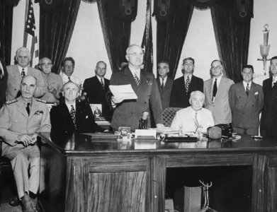 ​丘吉尔“铁幕演说”慷慨激昂，史学界却一致判定：你就是个拉帘的