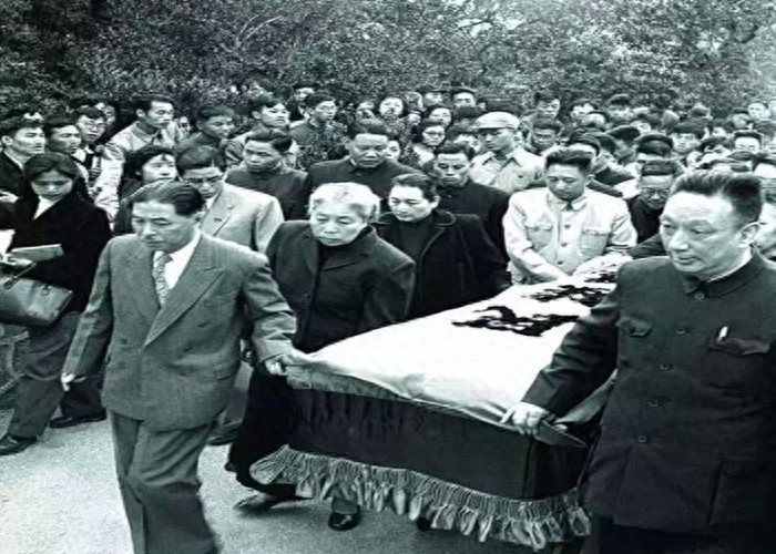 鲁迅葬礼现场照：图六遗照面容非常憔悴，图八是鲁迅生前最后照片