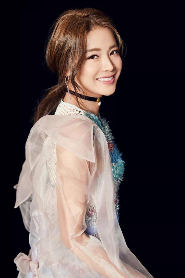 演员何杜娟写真(1990年出生的女星广东的何杜娟)(10)