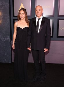 ​唐尼为朴赞郁新剧剃光头走上红毯