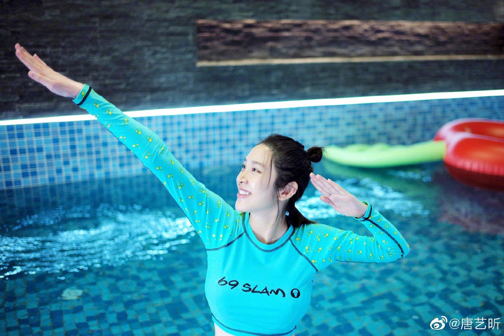 2岁唐艺昕产后发福打扮随意，入住气派别墅，与张若昀搬新家了？