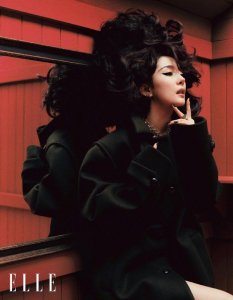 ​杨幂最新大片曝光 戴夸张假发画妖媚眼线风格大胆