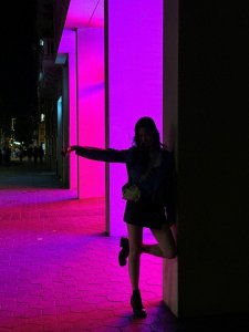 ​刘亦菲的西班牙漫步：长腿女神如何用素颜征服西班牙街头？