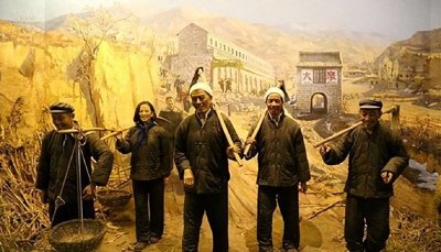 ​陈明亮收到录取书后，跪在陈永贵灵案上痛哭：儿子没辜负您的期望