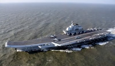 ​辽宁号航母高清大图：在网络上被刷屏了，齐刷刷地摆放24架歼-15