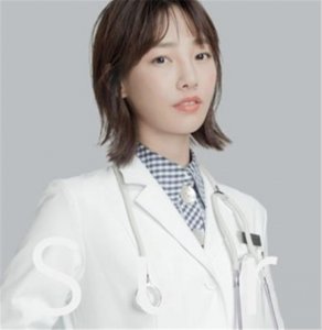 ​35岁白百何终于换发型！披肩短发配齐刘海，甜美气息十足