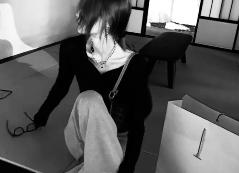 大妈相中帅气大叔,嫌弃他赚钱少没本事,坦言:有钱人才配得上我 大妈相中帅气大叔,嫌弃他赚钱少没本事,坦言:有钱人才配得上我