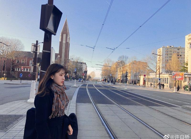 父亲去世我没通知大姐，半个月后大姐打过来电话，看来是瞒不住了