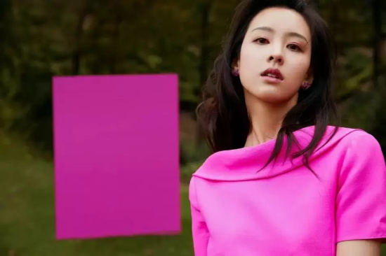 陈都灵全身粉红生日写真，高挑身材美得不可方物