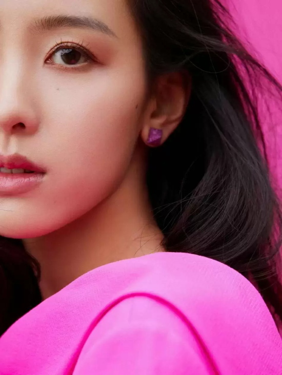 陈都灵全身粉红生日写真，高挑身材美得不可方物