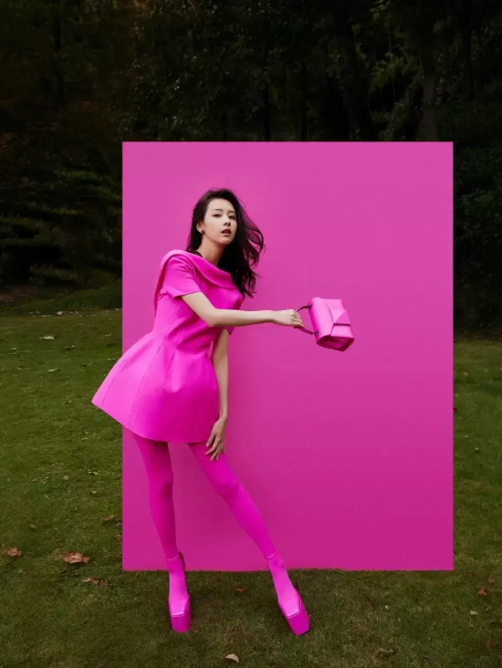 陈都灵全身粉红生日写真，高挑身材美得不可方物