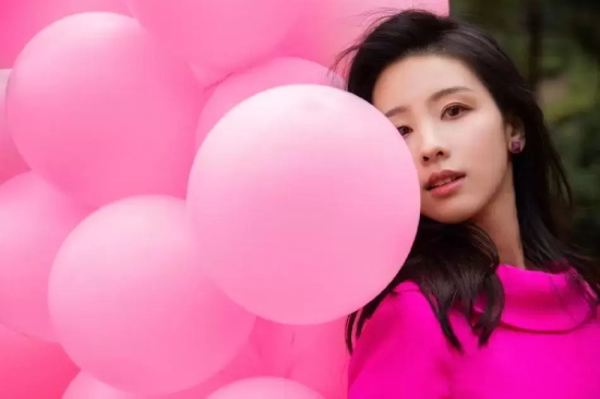 陈都灵全身粉红生日写真，高挑身材美得不可方物