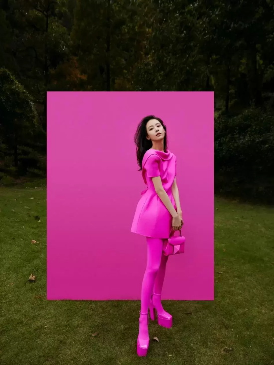 陈都灵全身粉红生日写真，高挑身材美得不可方物