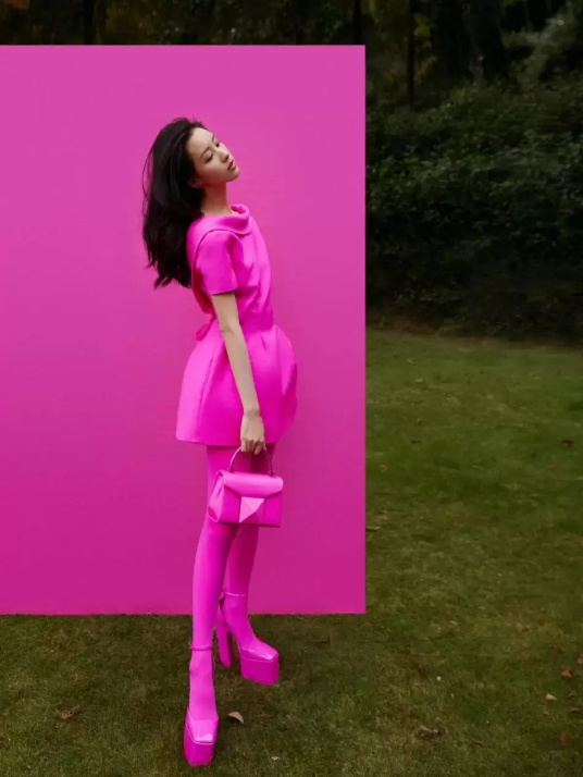 陈都灵全身粉红生日写真，高挑身材美得不可方物