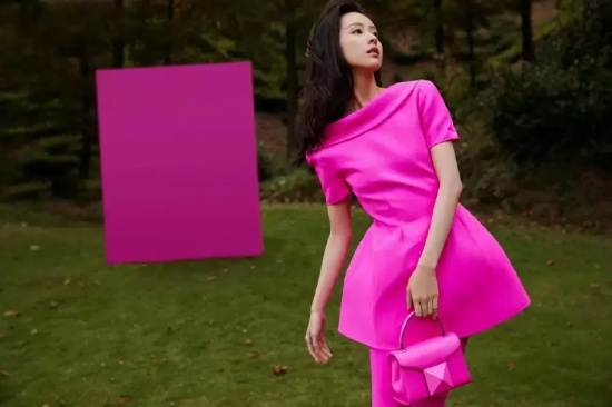 陈都灵全身粉红生日写真，高挑身材美得不可方物