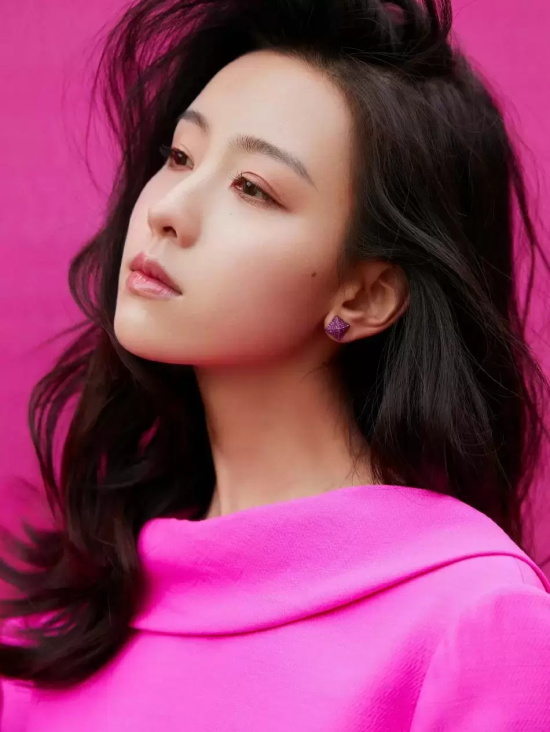 陈都灵全身粉红生日写真，高挑身材美得不可方物