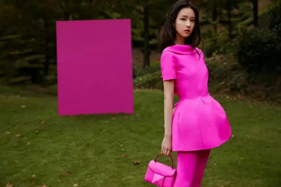 陈都灵全身粉红生日写真，高挑身材美得不可方物