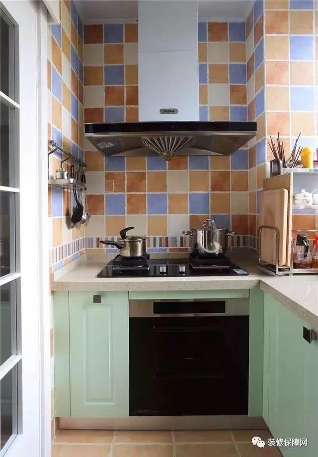 客厅不做吊顶，就走石膏线，没想到完工后清清爽爽，越看越喜欢