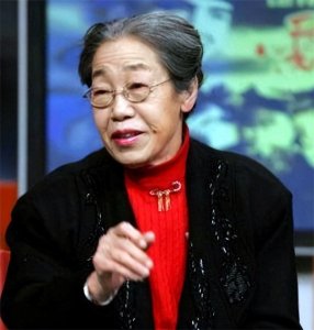 ​曲云个人资料简介：丈夫是副院长，女婿是著名影星，为何晚年捡垃圾