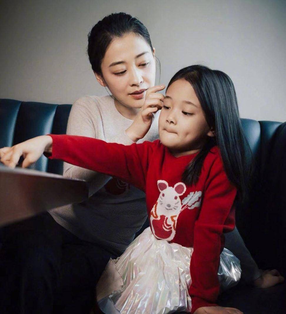 离婚17年后，再看梅婷和鄢颇现如今的境遇，两人的差距实在太明显