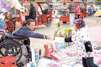 ​轮椅上的摆摊人：无惧病魔“双重暴击” 他用劳动诠释生活价值