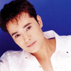 ​25岁成名的陈汝佳，曾比肩刘欢和毛宁，却在梅艳芳出殡当天离世