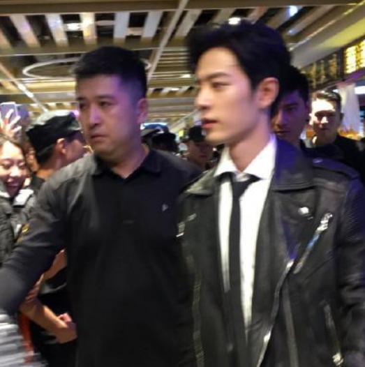 肖战终于有保镖了，网友泪目：再也不担心被私生饭摸了