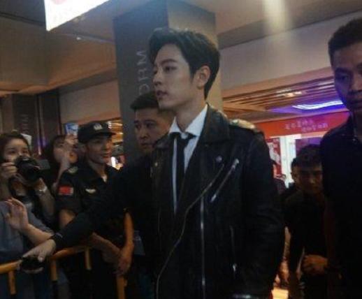 肖战终于有保镖了，网友泪目：再也不担心被私生饭摸了