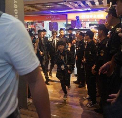 肖战终于有保镖了，网友泪目：再也不担心被私生饭摸了