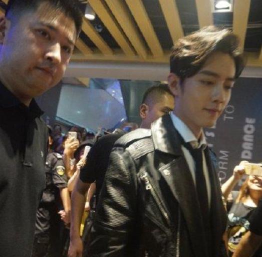 肖战终于有保镖了，网友泪目：再也不担心被私生饭摸了