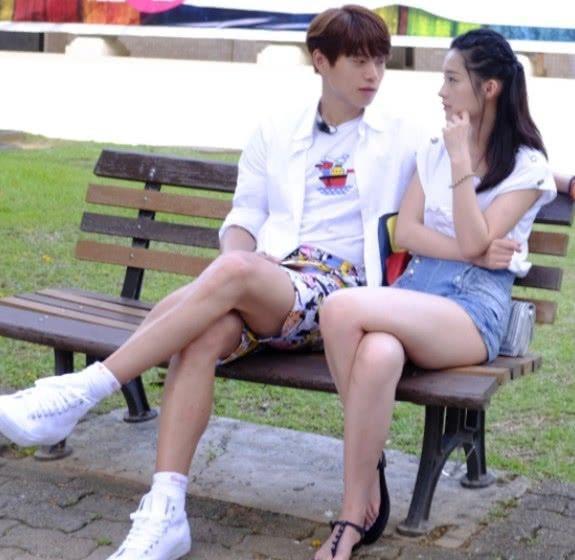 娱乐资讯：李沁魏大勋再次同框，腿色形成鲜明对比