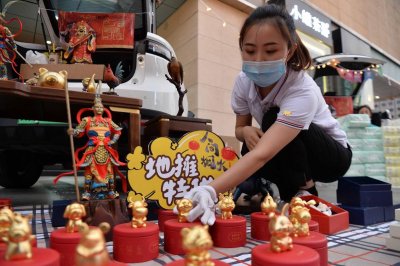 ​夜经济红人秀｜地摊西施：“两千多一个的工艺品也卖出去了”