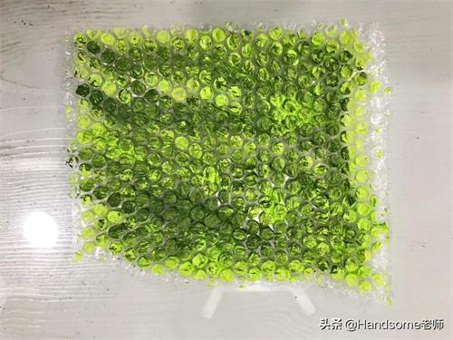 儿童创意美术教学：足球场创意画——《足球万岁》