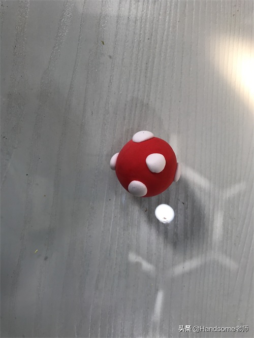 儿童创意美术教学：足球场创意画——《足球万岁》