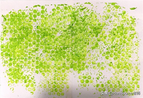 儿童创意美术教学：足球场创意画——《足球万岁》