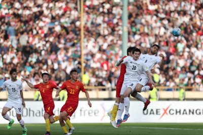 ​足球——世预赛：国足负伊朗