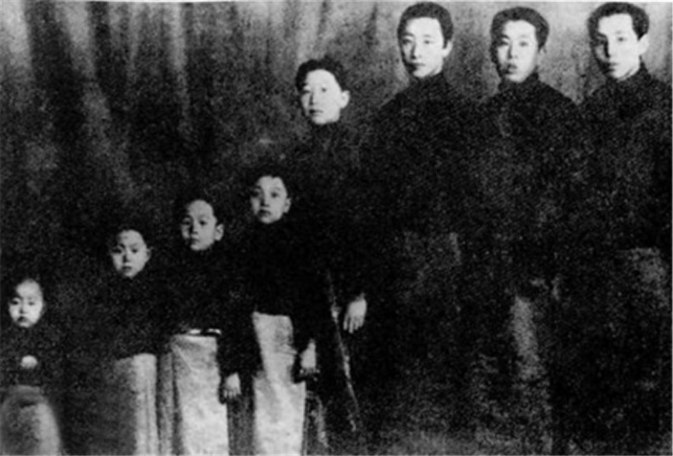 老照片：叱咤风云的东北王罕见全家福