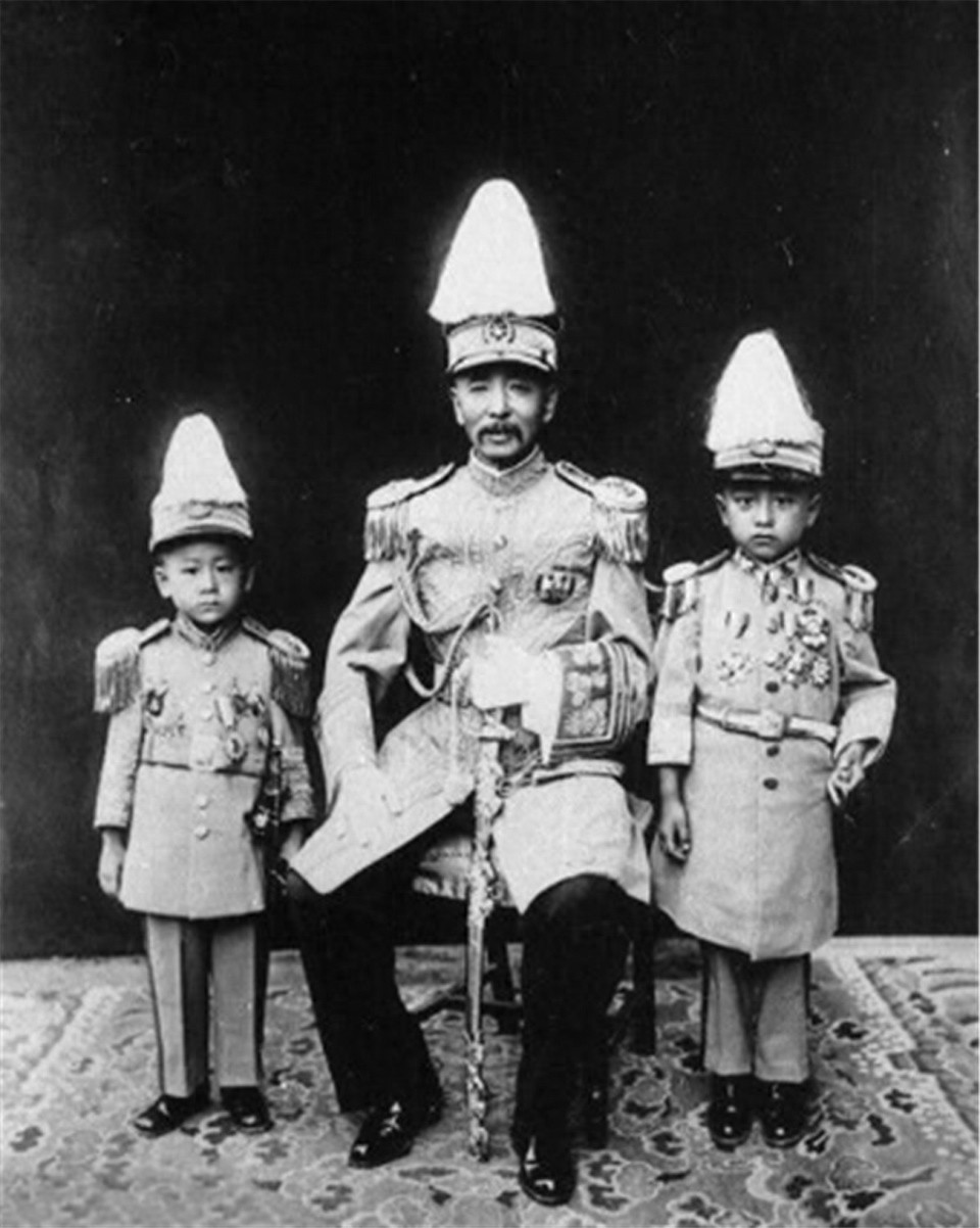 老照片：叱咤风云的东北王罕见全家福