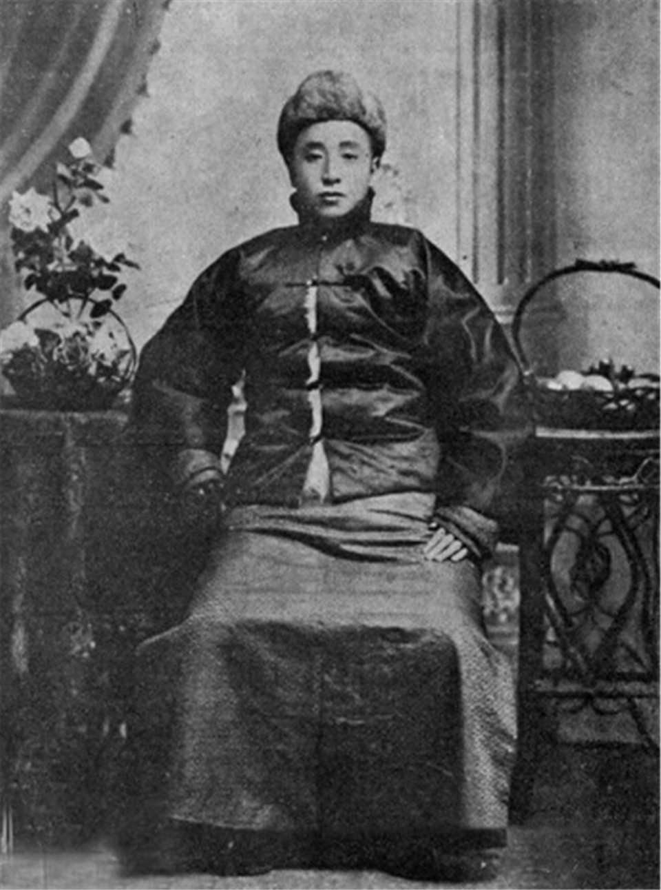 老照片：叱咤风云的东北王罕见全家福