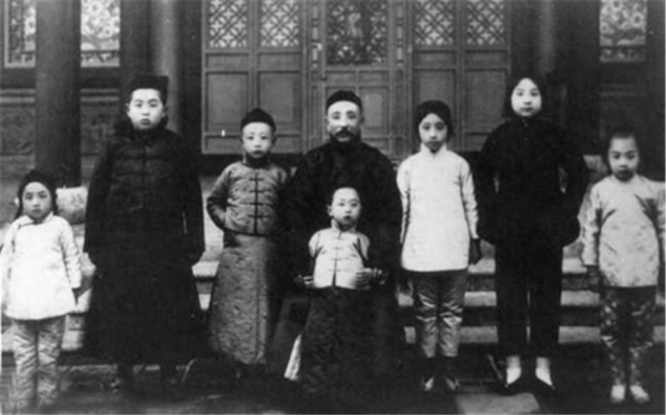 老照片：叱咤风云的东北王罕见全家福