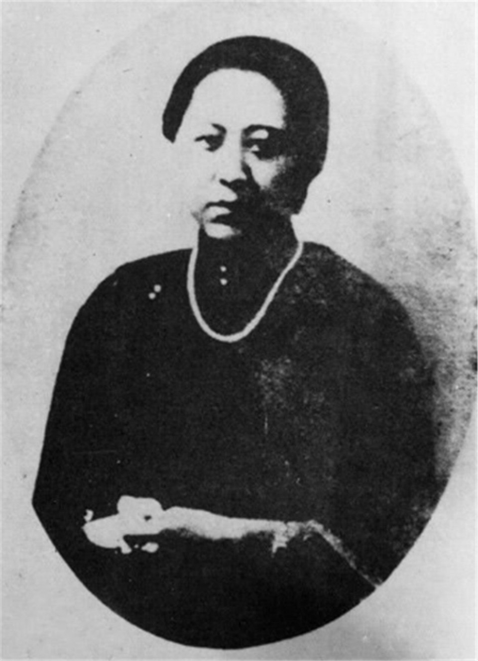 老照片：叱咤风云的东北王罕见全家福