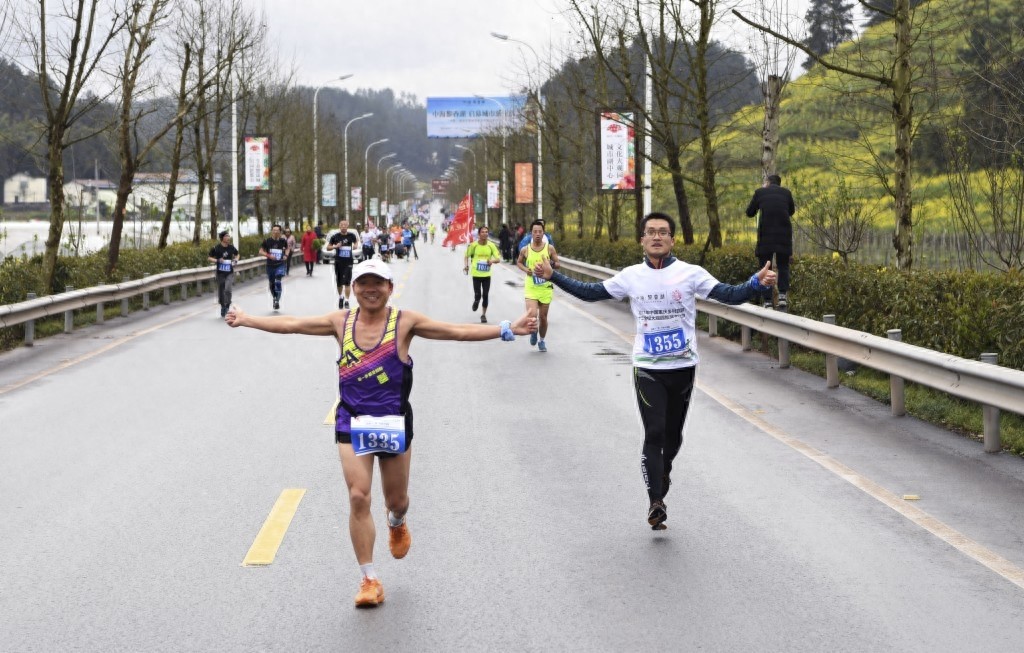马拉松——重庆南川举办花海田园半程马拉松赛