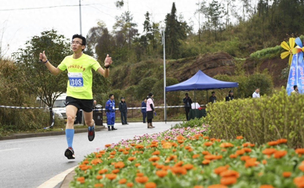 马拉松——重庆南川举办花海田园半程马拉松赛