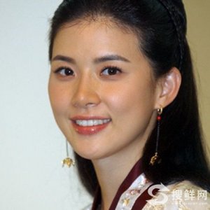 ​李宝英整容前后照片对比 天然美女还是整出来的一看便知