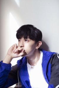 ​狐狸系美男邓伦晒近照，穿蓝黑色运动服，气质沉稳